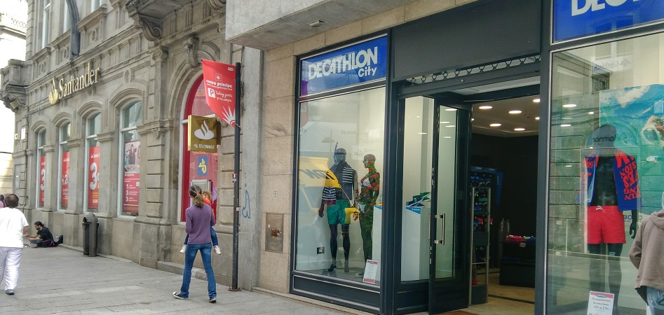 La compañía francesa de moda deportiva ha abierto un establecimiento en el número 15 de la calle Jorge Juan, una de las principales vías comerciales de la ciudad.